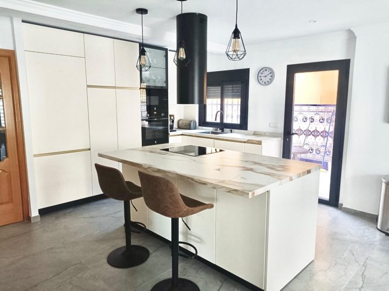 Cocina blanca con isla y taburetes a medida Sevilla