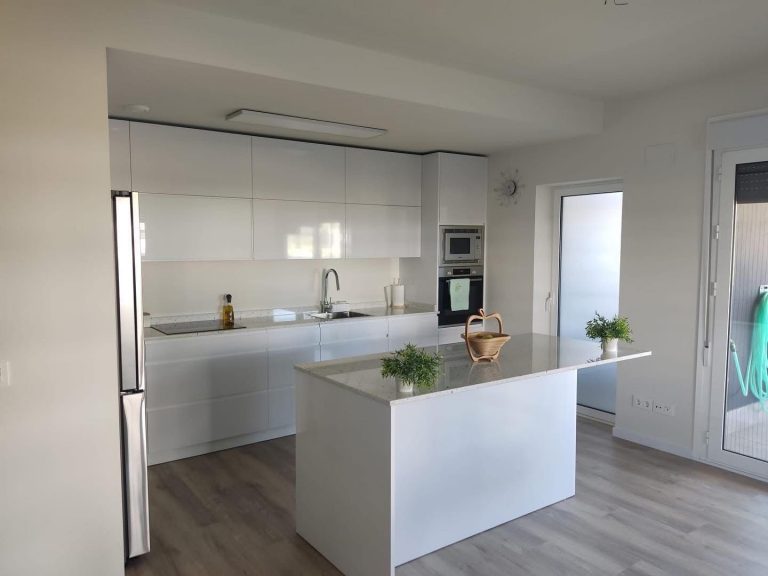 Cocina blanca minimalista con isla Sevilla
