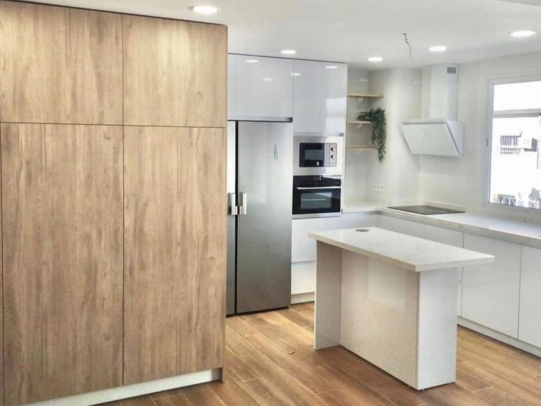 Cocina blanca con madera natural a medida en Sevilla