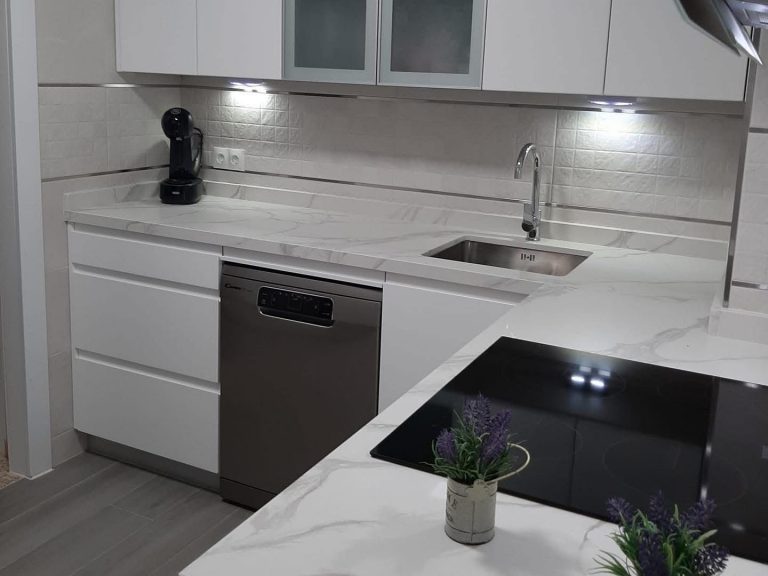 Cocina gris moderna con encimera negra Sevilla